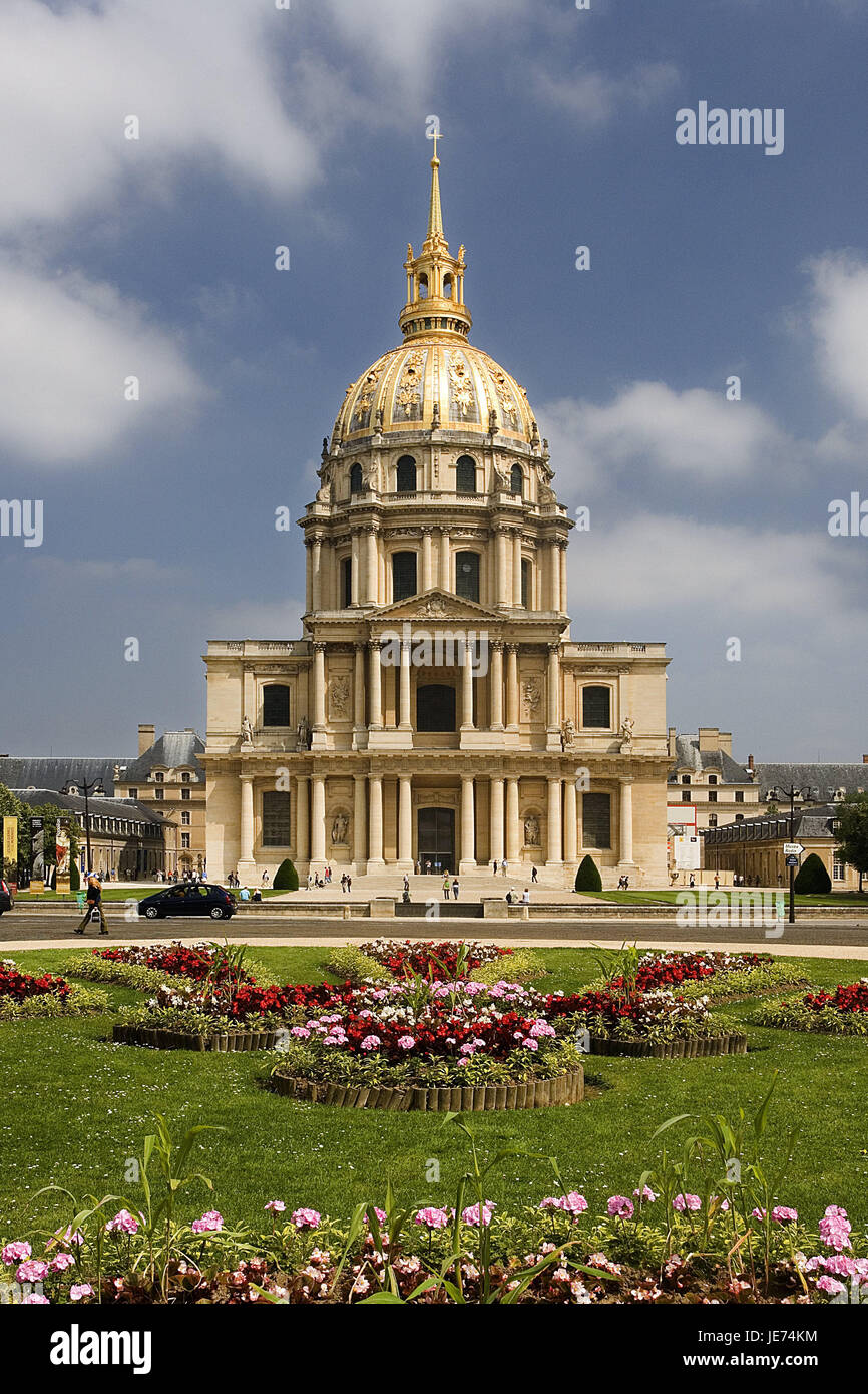 Frankreich, Paris, ungültige's Kathedrale, Park, Hauptstadt, Stadt, Gebäude, Kathedrale, Kirche, Kathedrale, Struktur, Glanz Bau, Architektur, Ort von Interesse, Park, Blumenbeete, Straße, Verkehr, Person, Passanten, Reiseziel, Tourismus, Stockfoto