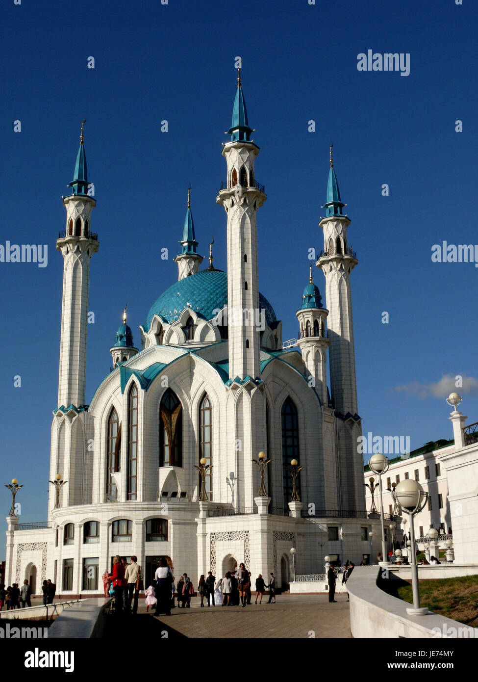 Russland, Republik Tatarstan, Kazan, Kreml, Kul Scharif Moschee, außen, Touristen, Personen, Türme, Kuppel, Moschee, Kirche, Religion, glaube, Muslim, Himmel, blau, Stockfoto