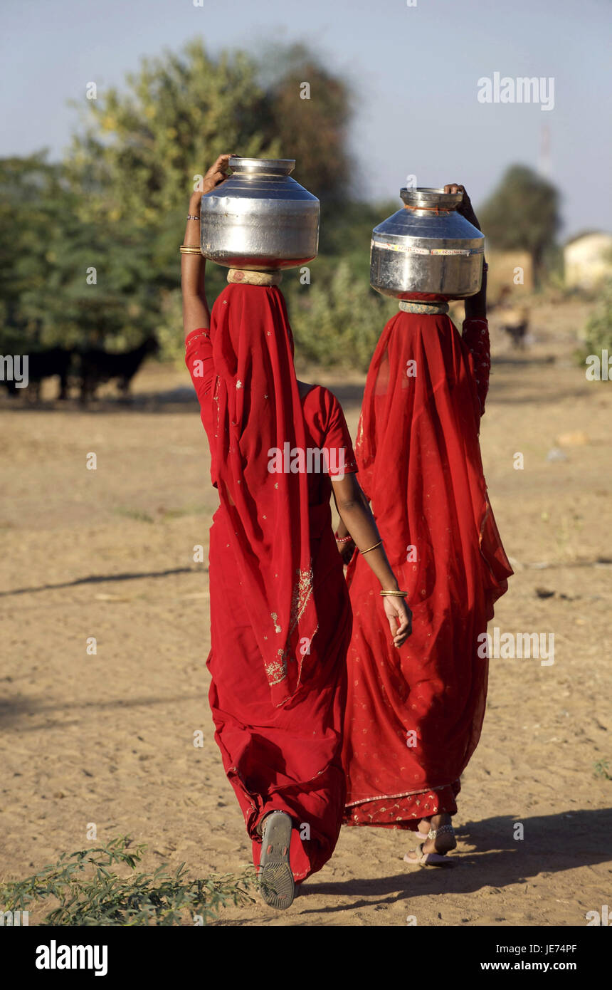 Indien, Rajasthan, Jaisalmer Region, Dorf Khuri, zwei Frauen auf dem Weg zum Brunnen, Stockfoto