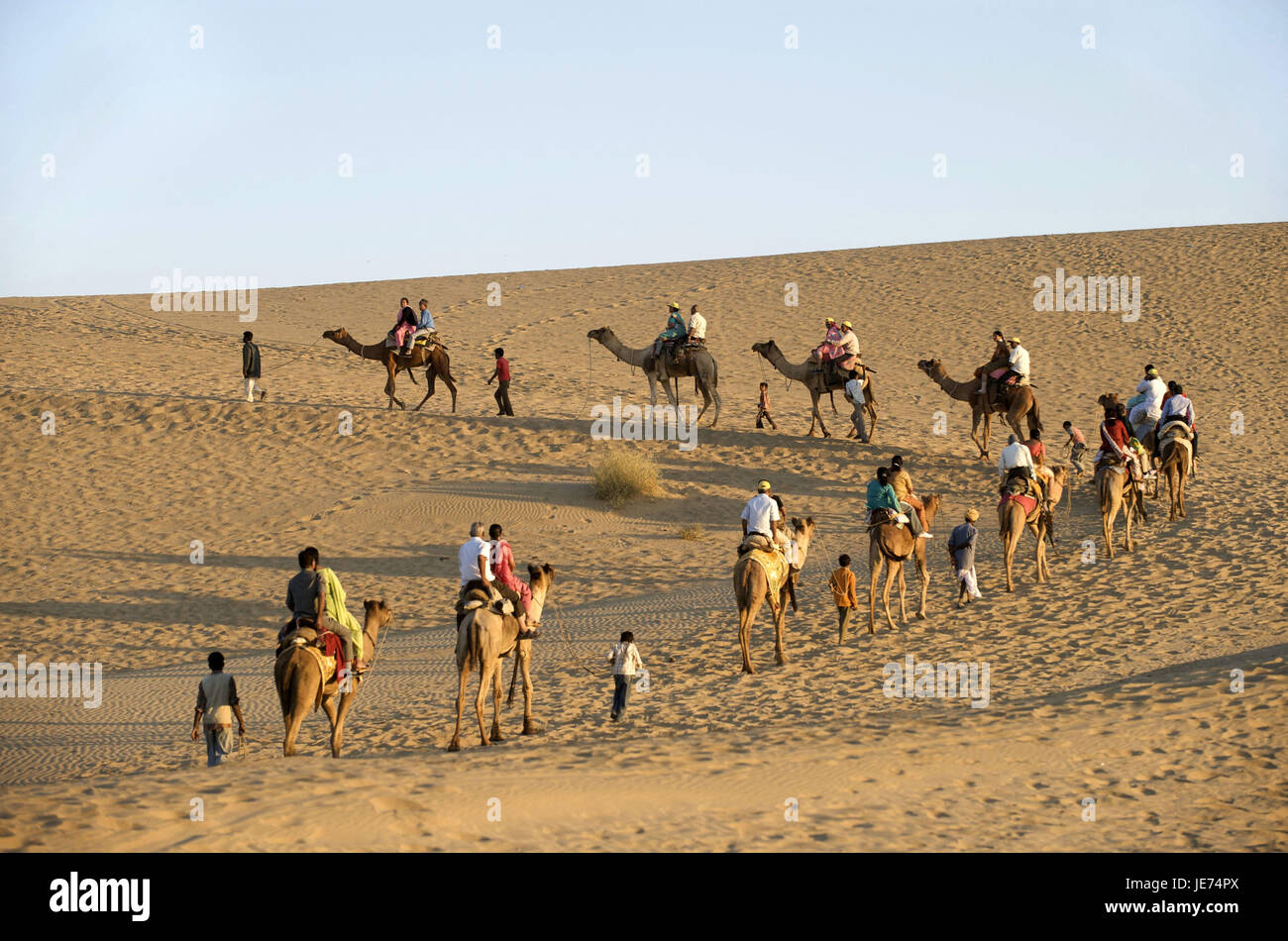 Indien, Rajasthan, Jaisalmer Region Wüste Thar, Dünen von Khuri, Kamel-Karawane mit Touristen, Stockfoto