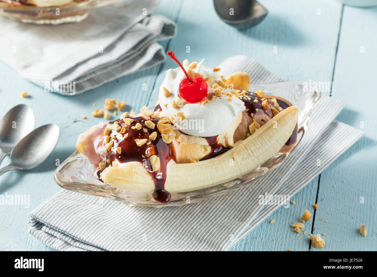 Süßen hausgemachten Bananensplit Eisbecher mit Schokolade Erdbeer-Vanilleeis Stockfoto