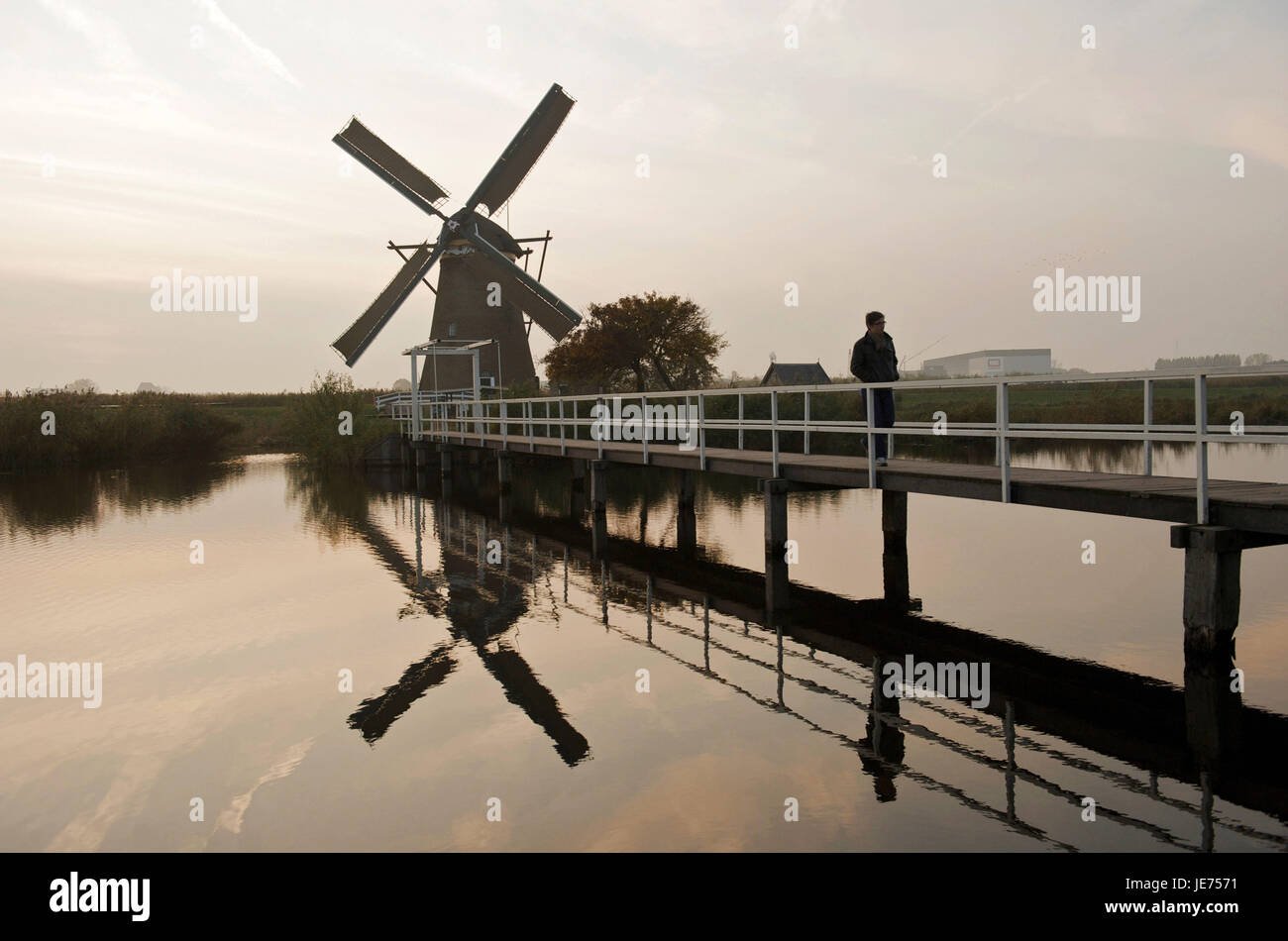 Holland, den Niederlanden, Provinz Nordholland, Windmühlen von Kinderdijk, Person auf einer Brücke, Stockfoto