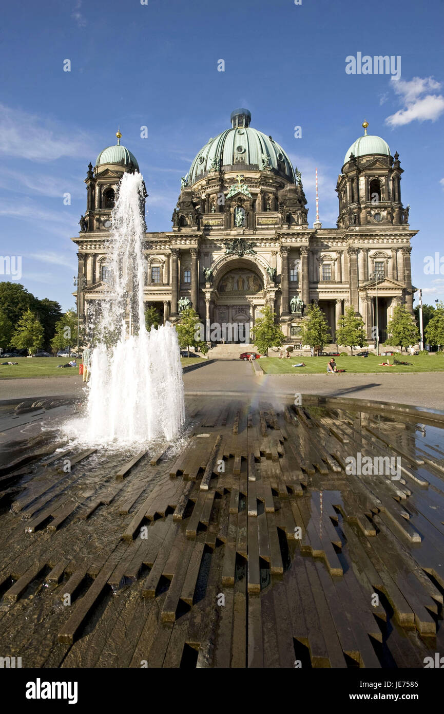 Deutschland, Berlin, Dom mit Brunnen im Vordergrund, Stockfoto