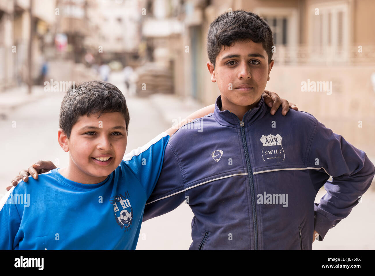 Jungen tragen Trikots auf den Straßen von Hasakeh, Syrien. Stockfoto