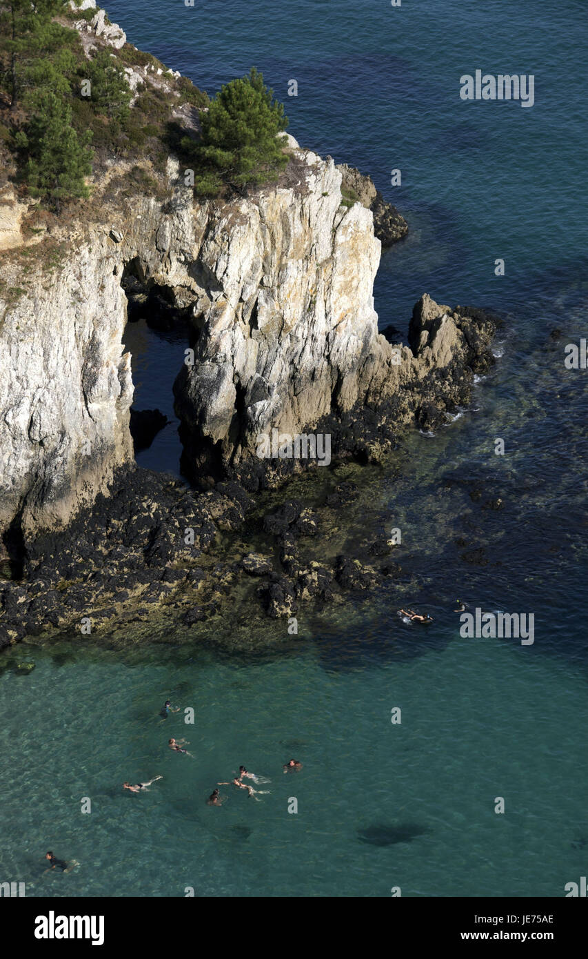 Europa, Frankreich, Bretagne, Finistere, regionalen Park der Presqu' Ile de Crozon, Touristen haben ein Bad im Meer, Stockfoto