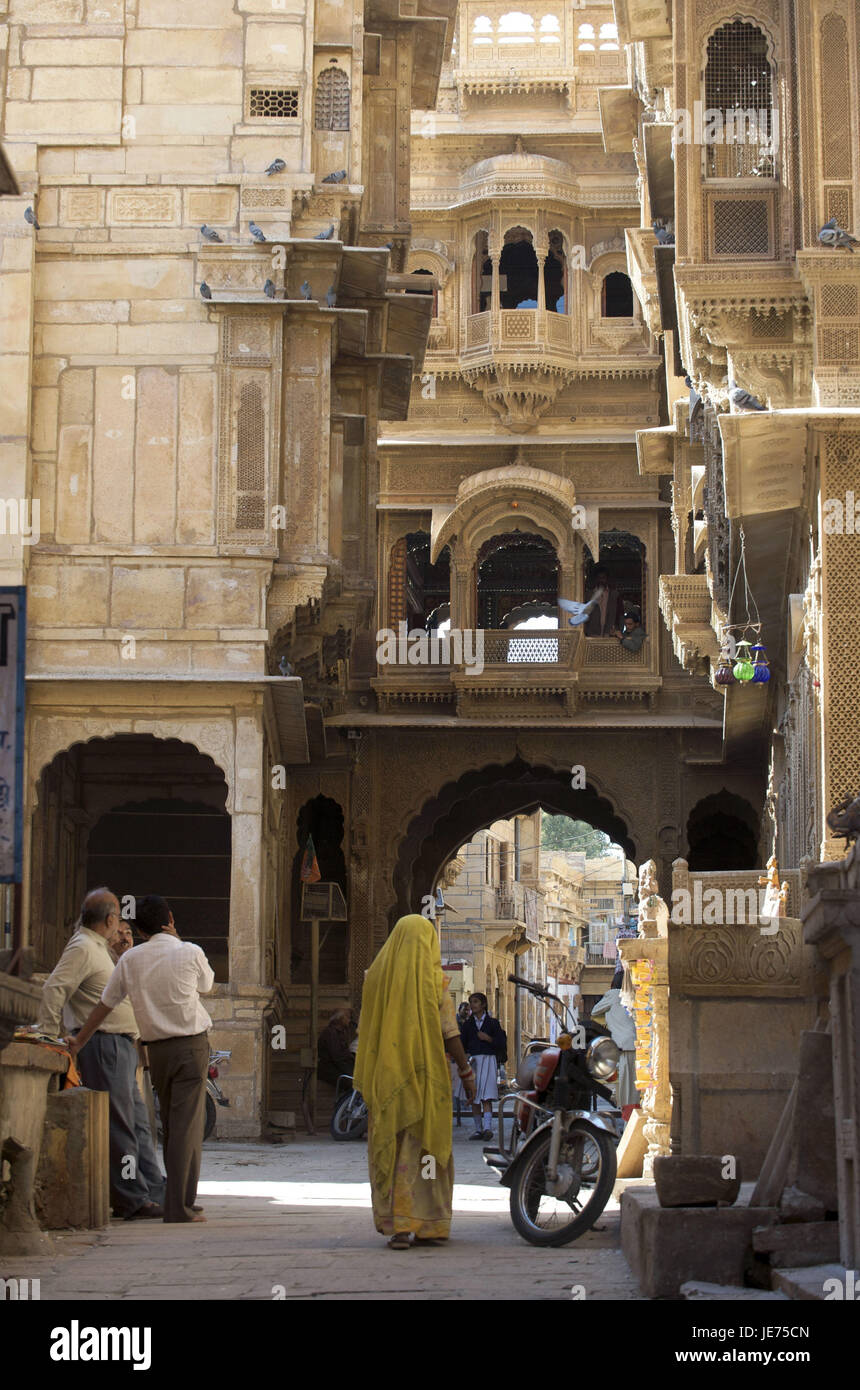 Indien, Rajasthan, Jaisalmer, Patwah-Ki-Haveli, Person auf der Straße, Stockfoto