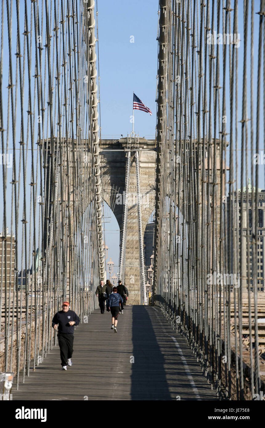USA, Amerika, New York, Manhattan, Jogger auf der Brooklyn Bridge, Stockfoto