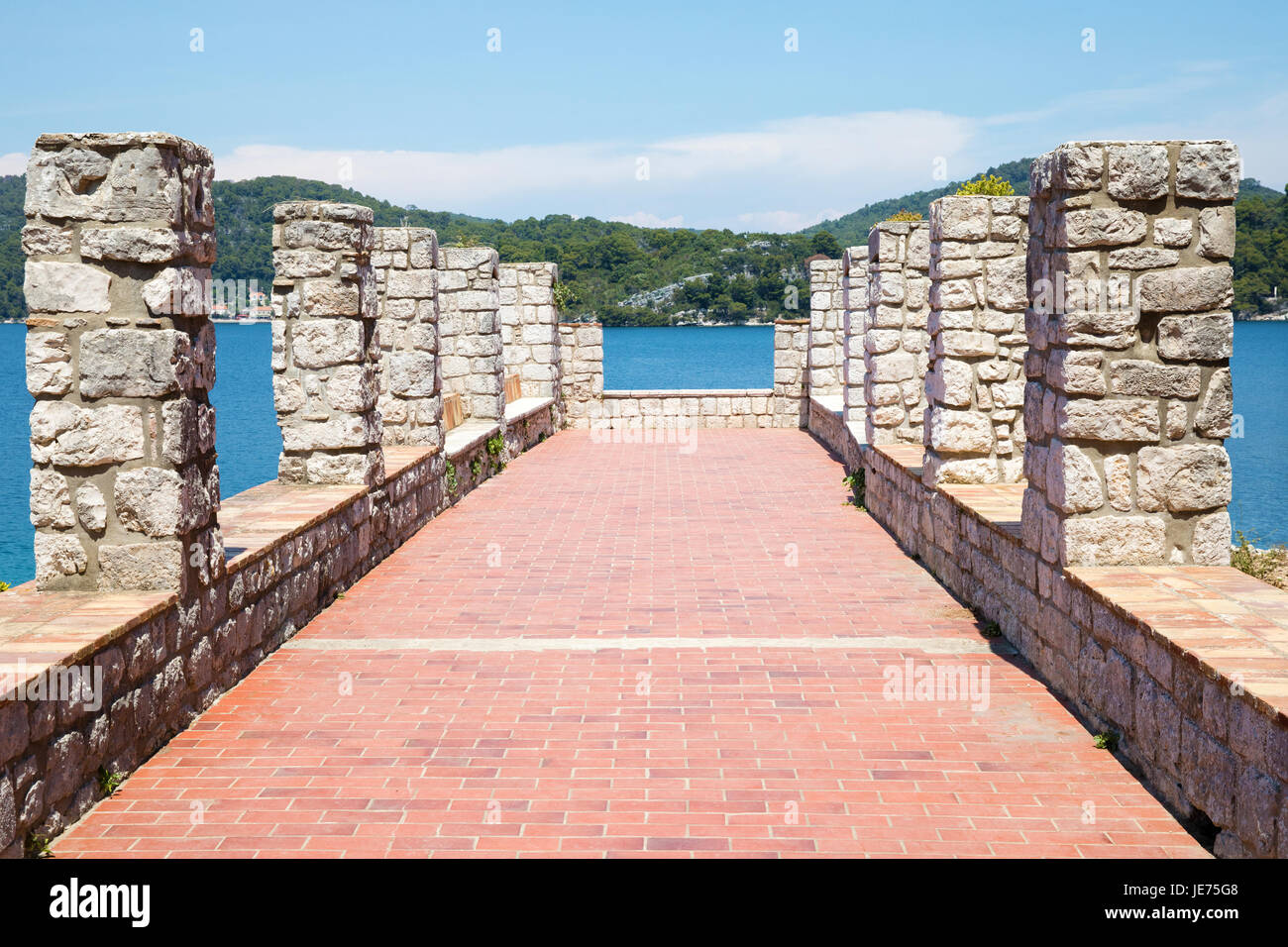 Terrasse in das Benediktinerkloster St. Mary auf Str. Marys Insel im Jezero Meer See auf der Insel Mljet in Kroatien der dalmatinischen Küste angehoben Stockfoto