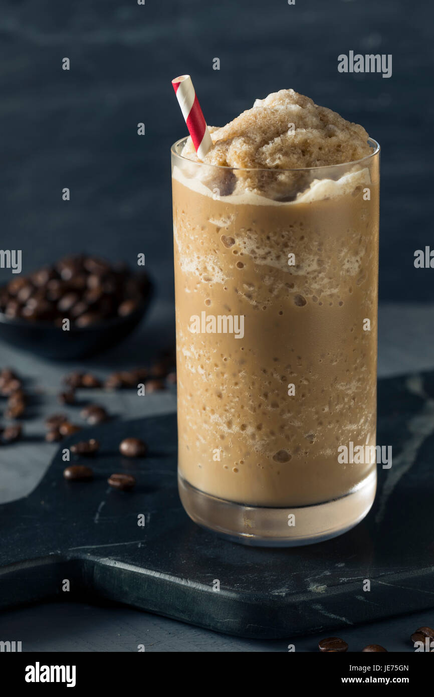 Sweet Iced Coffee Slushie mit Mandelmilch eingefroren Stockfoto