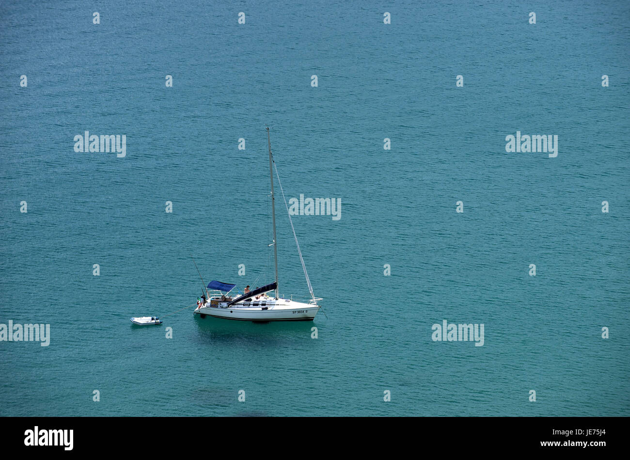 Italien, Toskana, La Maremma, Talamone, Yacht auf dem Meer, Stockfoto