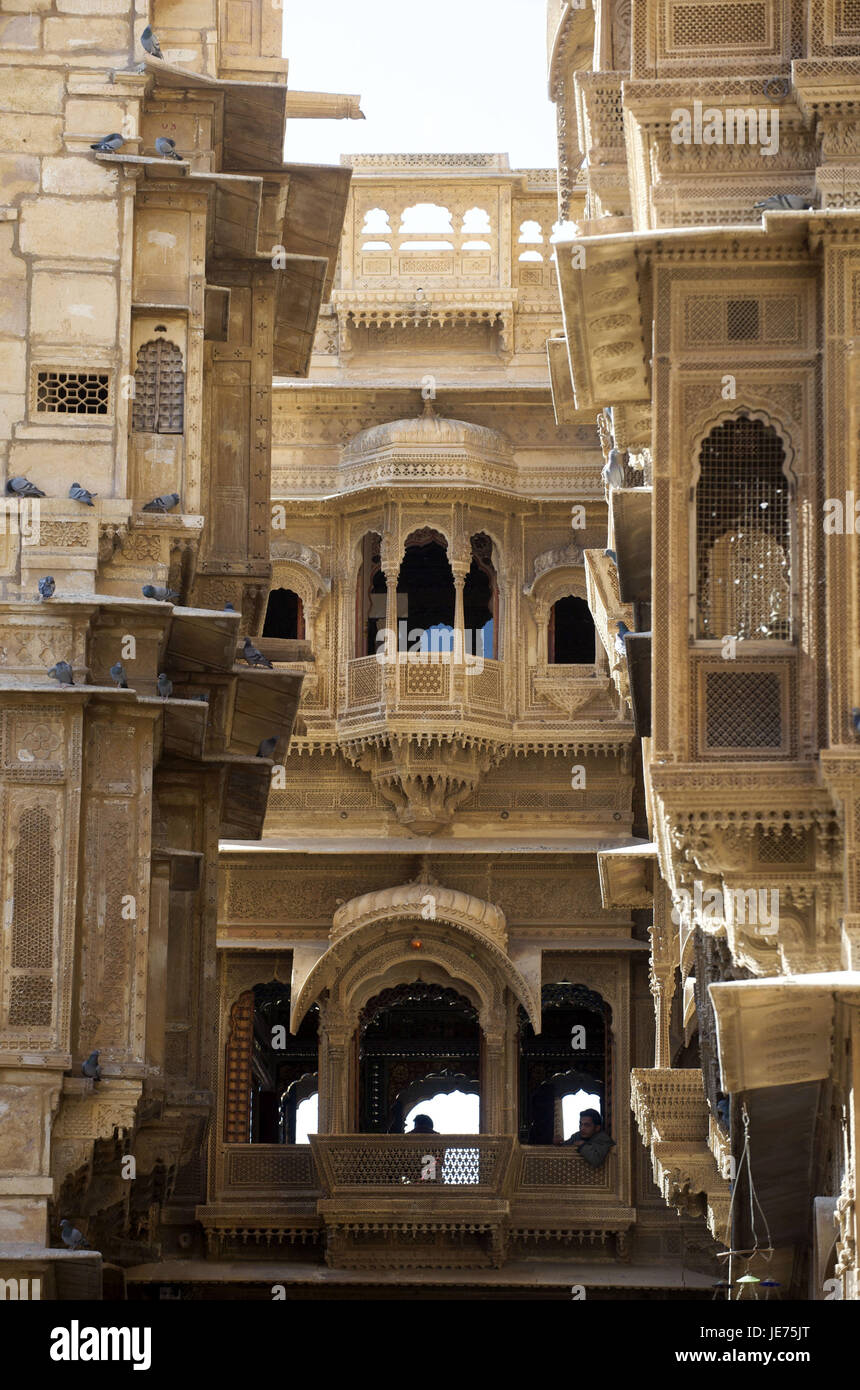 Indien, Rajasthan, Jaisalmer, Patwah-Ki-Haveli, Balkone und Erker, Stockfoto