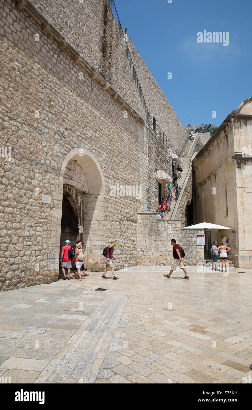 Touristen, die aufsteigend die große Stadtmauer von Dubrovnik an der dalmatinischen Küste in Kroatien Stockfoto