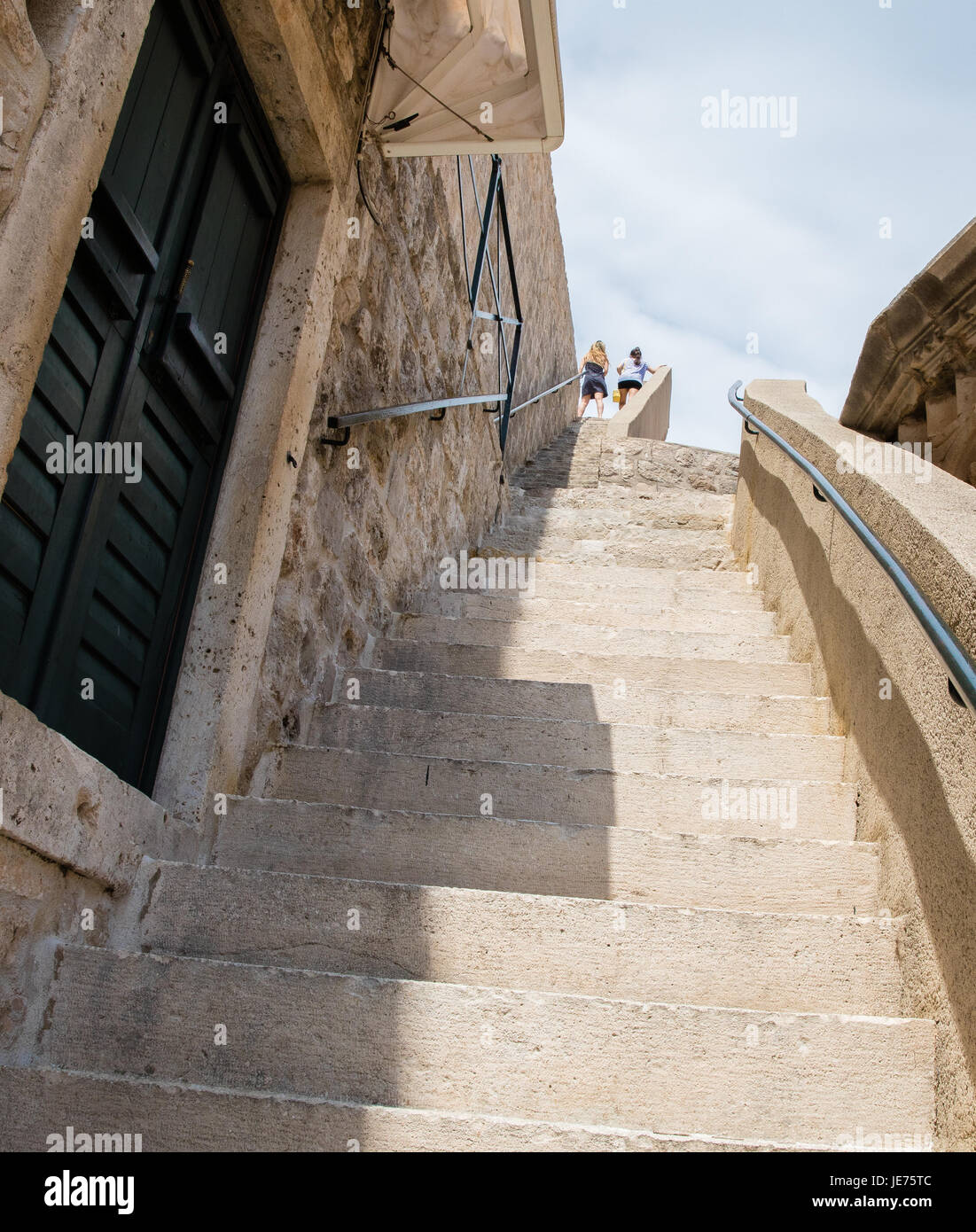 Touristen, die aufsteigend die große Stadtmauer von Dubrovnik an der dalmatinischen Küste in Kroatien Stockfoto