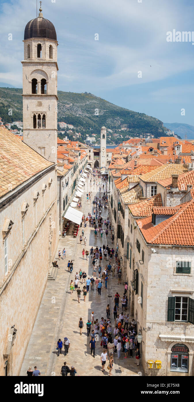 Marmor Pflaster poliert durch Jahrhunderte der menschlichen Füße auf der Stradun, die Hauptstraße der Altstadt von Dubrovnik-Kroatien Stockfoto