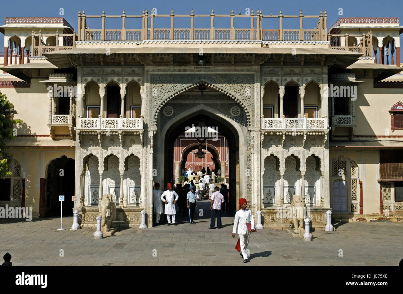 Indien, Jaipur, Rajasthan, Stadtpalast, Sarhad-Ki-Deorhi, Marmor Ziel mit Elefanten Skulpturen Stockfoto
