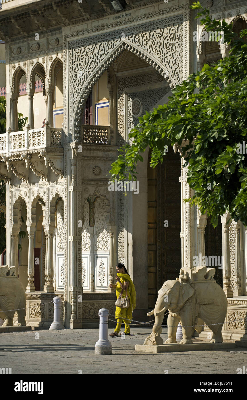 Indien, Jaipur, Rajasthan, Stadtpalast, Sarhad-Ki-Deorhi, Marmor Ziel mit Elefanten Skulpturen Stockfoto