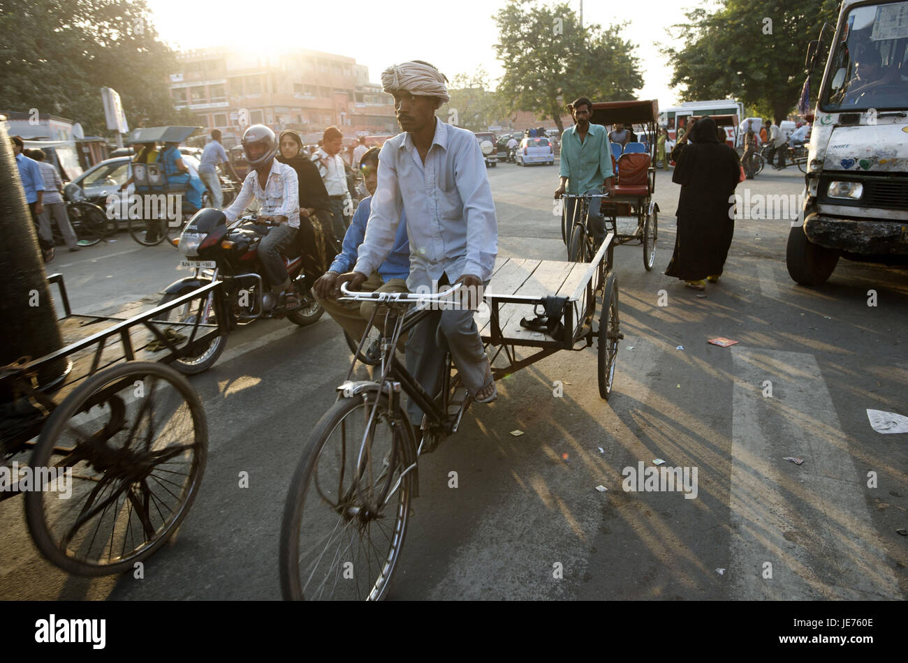 Indien, Rajasthan, Jaipur, Old Town, urbanen Leben, Stadtverkehr, Ricksha Fahrer auf dem Weg, Stockfoto