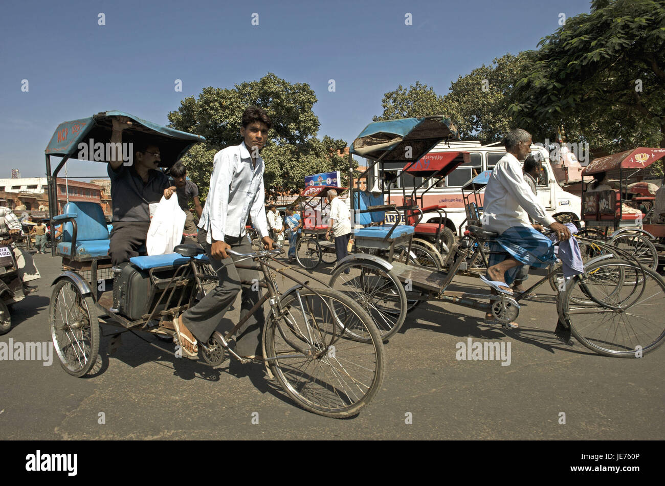 Indien, Rajasthan, Jaipur, Old Town, Ricksha Fahrer auf dem Weg, Stockfoto