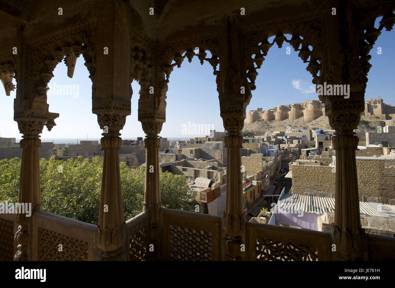 Indien, Rajasthan, Jaisalmer, Salim Singh-Ki-Haveli, Blick auf einen Balkon über der Stadt auf die Festung, Stockfoto