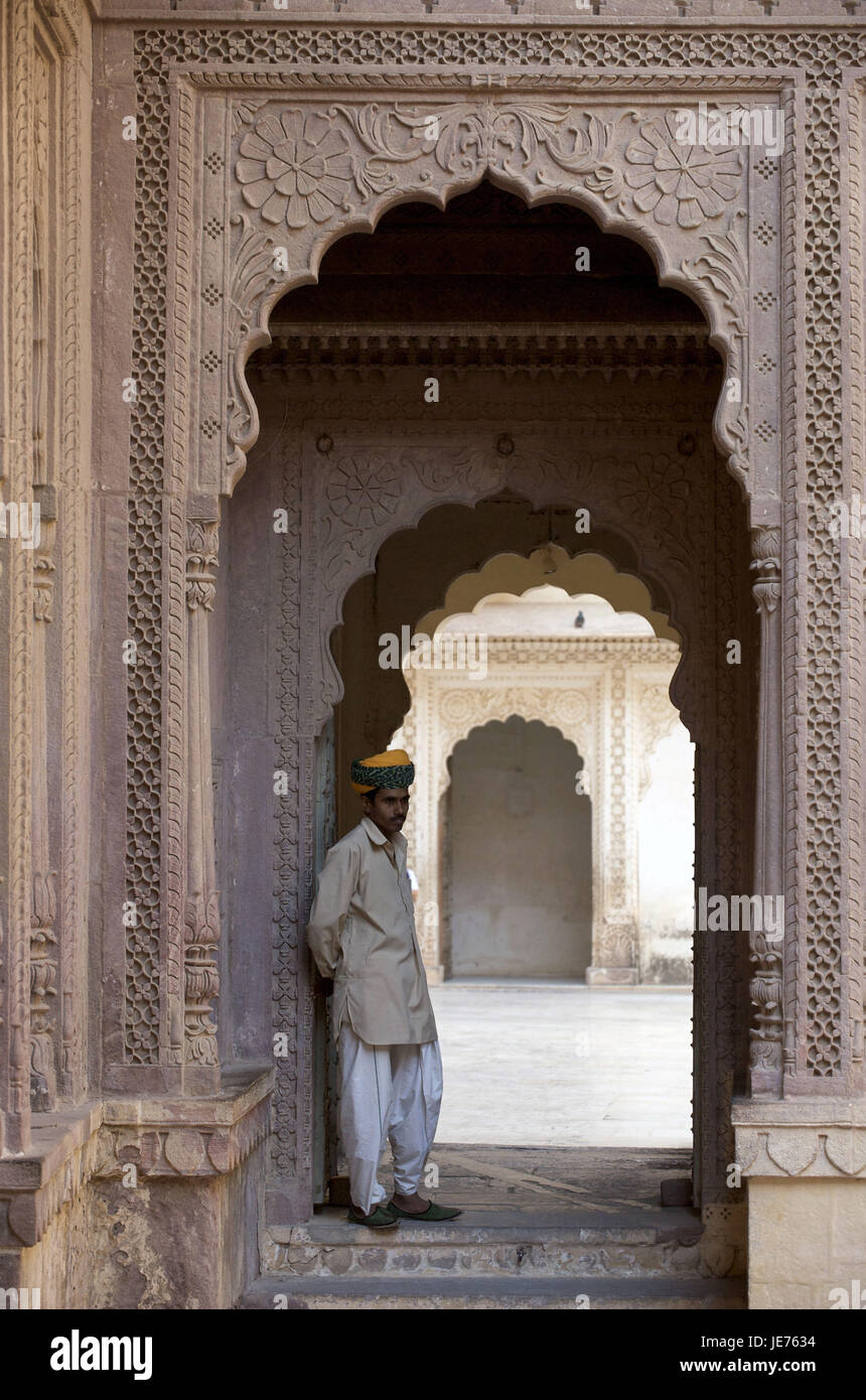 Indien, Rajasthan, Jodhpur, Fort Mehrangarh, Mann im Innenhof, Stockfoto