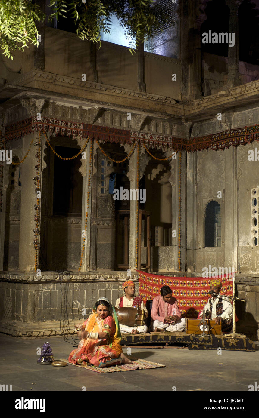 Indien, Rajasthan, Udaipur, Bagore-Ki-Haveli, Musiker, Tanz zeigen, Stockfoto