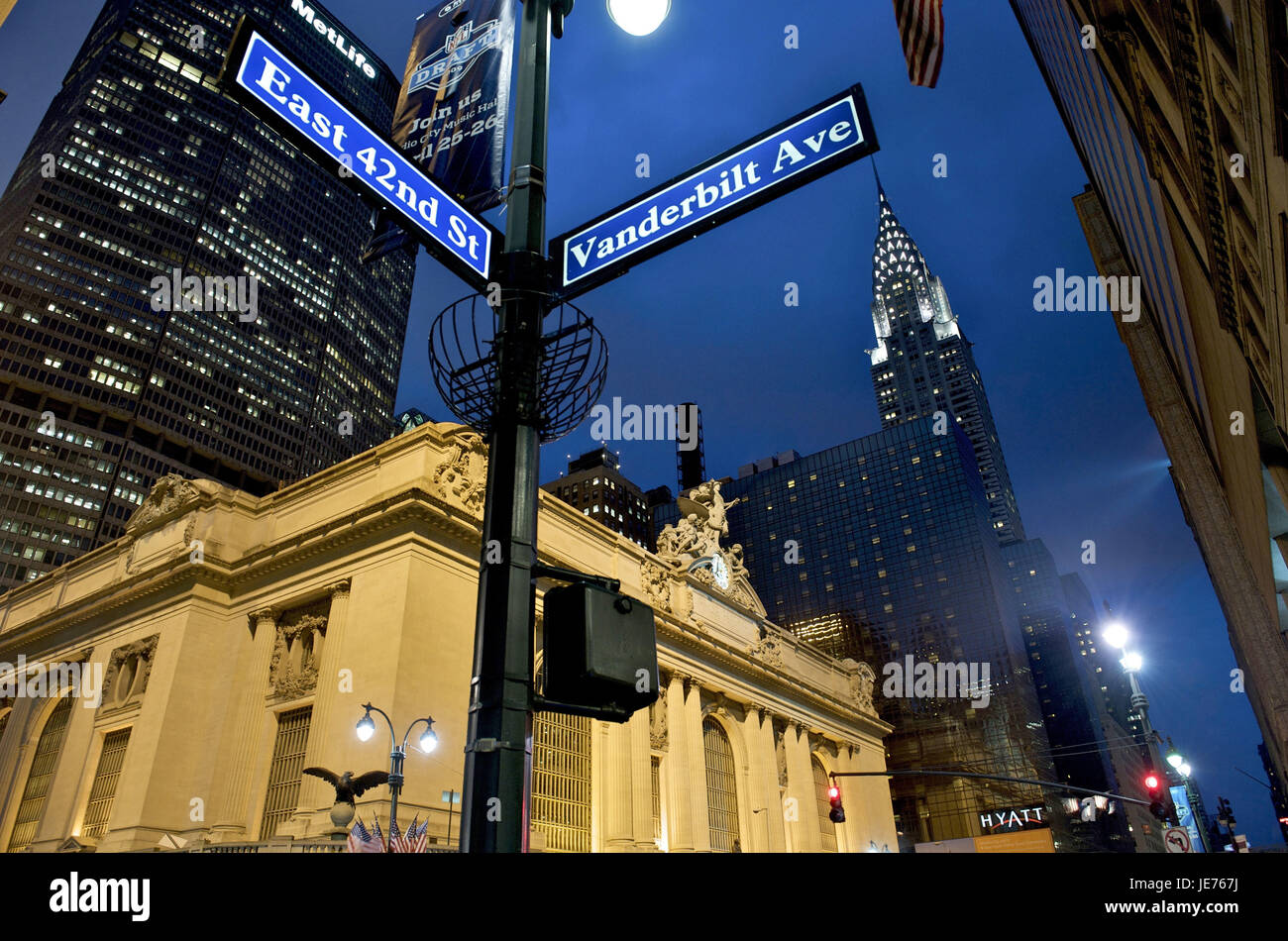 Die USA, Amerika, New York, Manhattan, Hauptbahnhof und Chrysler Building in der Nacht, Verkehrszeichen, Stockfoto