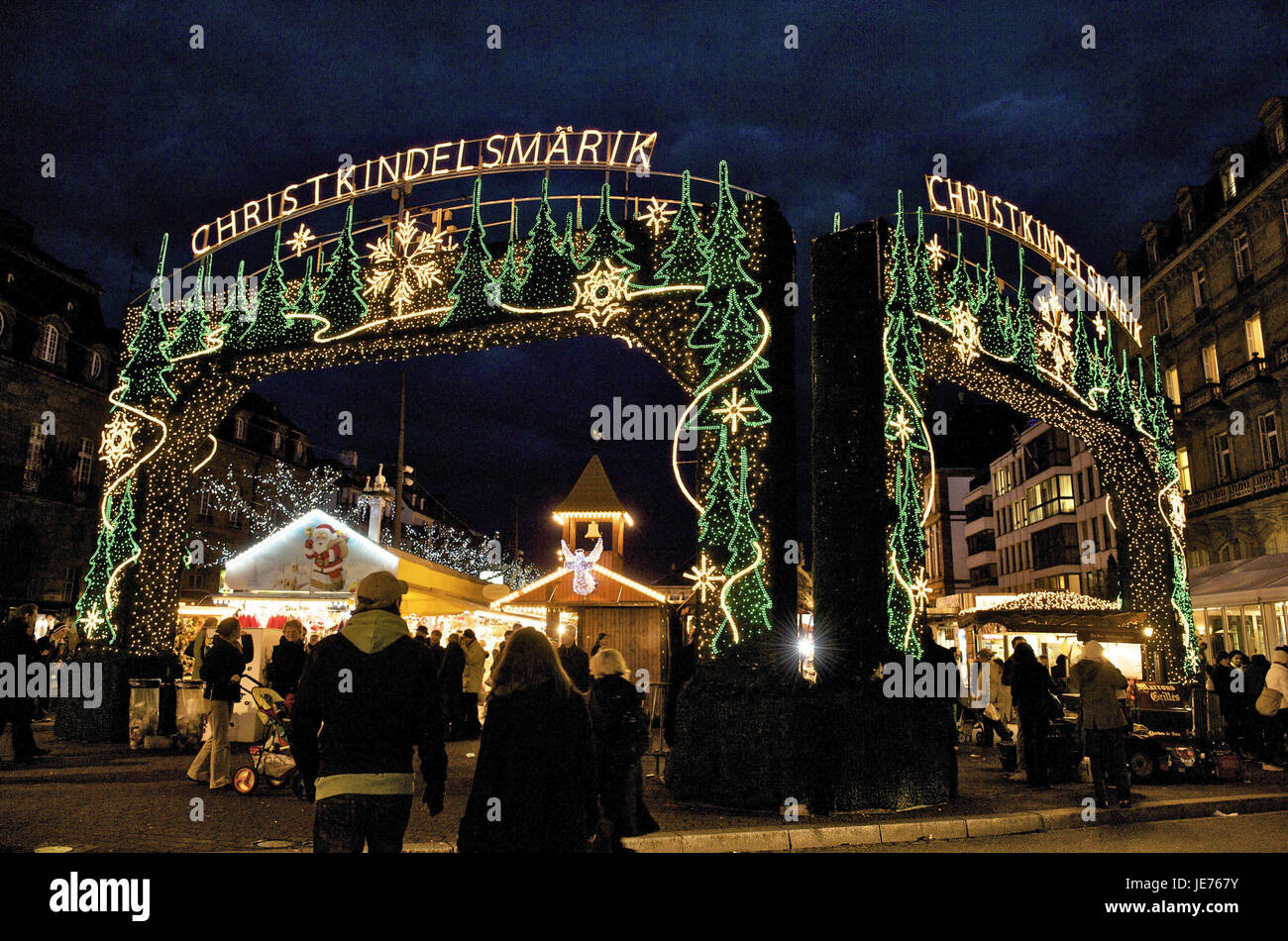 Europa, Frankreich, Elsass, Straßburg, Weihnachtsmarkt in der Nacht, Stockfoto