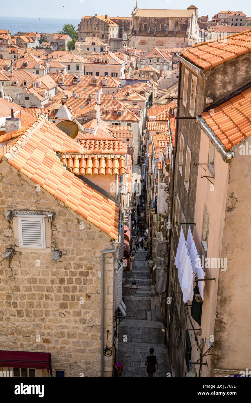 Blick von der massiven Mauern umschließen die schöne rote überdachte mittelalterliche Stadt von Dubrovnik an der dalmatinischen Küste von Kroatien Stockfoto