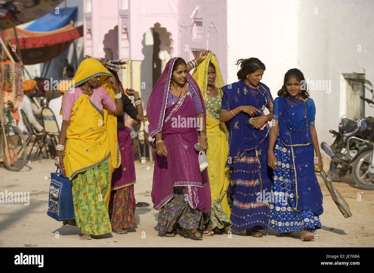Indien, Rajasthan, Pushkar, Frauen in traditioneller Tracht auf der Straße, Stockfoto