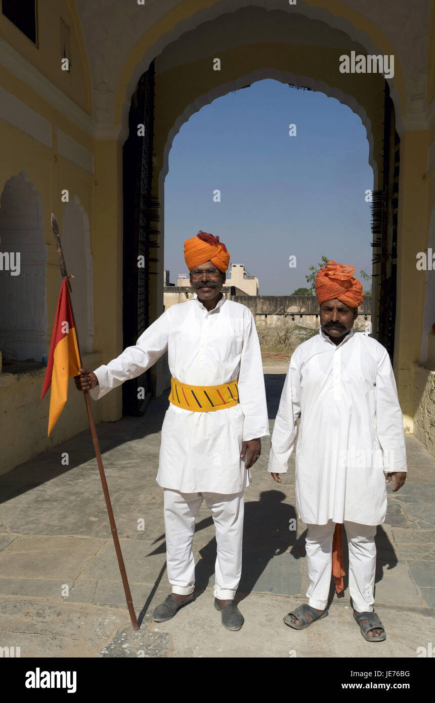 Indien, Rajasthan, Region Shekhawati, Mandawa Schloss, zwei Männer in Tracht, Stockfoto