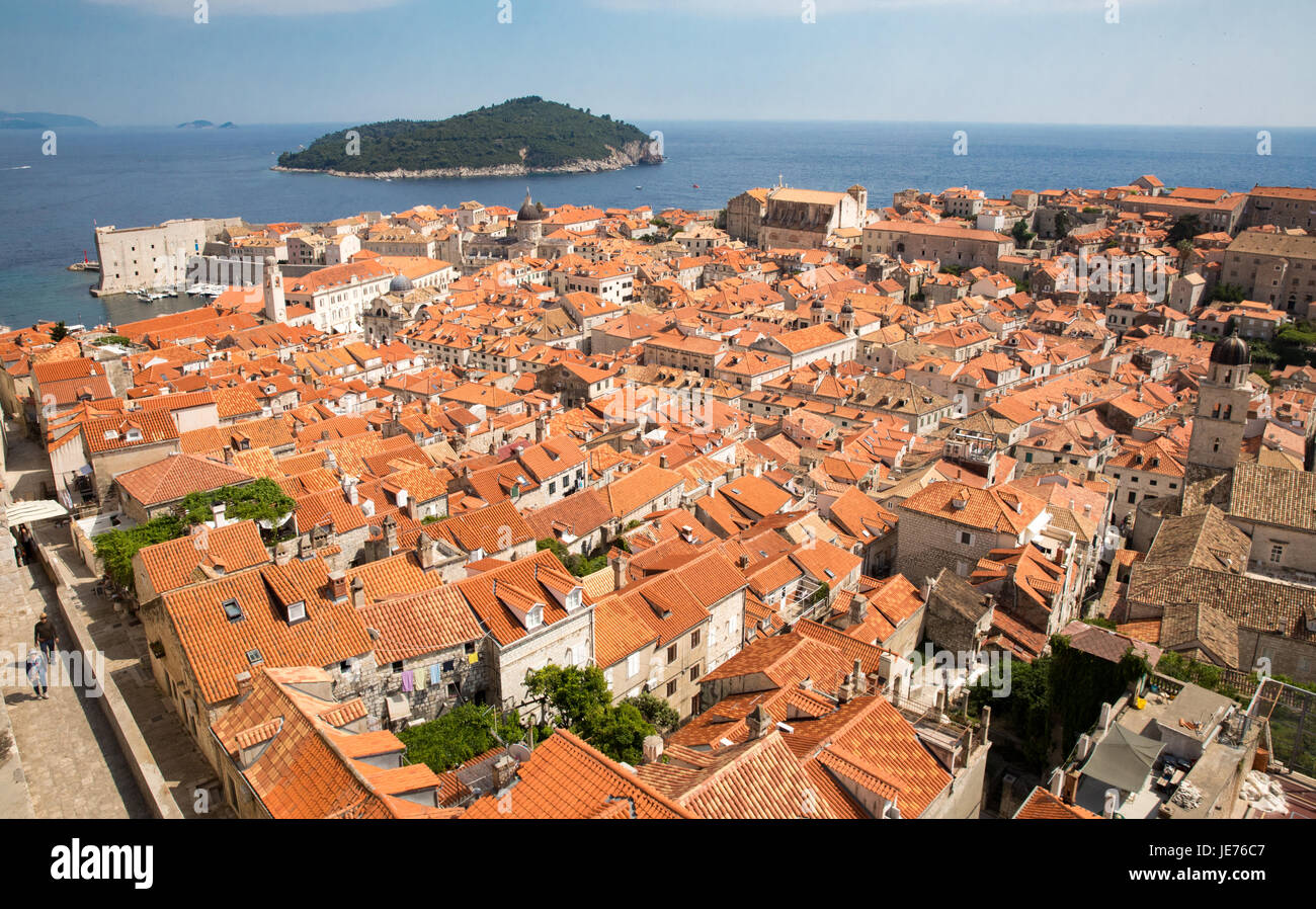 Blick von der massiven Mauern umschließen die schöne rote überdachte mittelalterliche Stadt von Dubrovnik an der dalmatinischen Küste von Kroatien Stockfoto