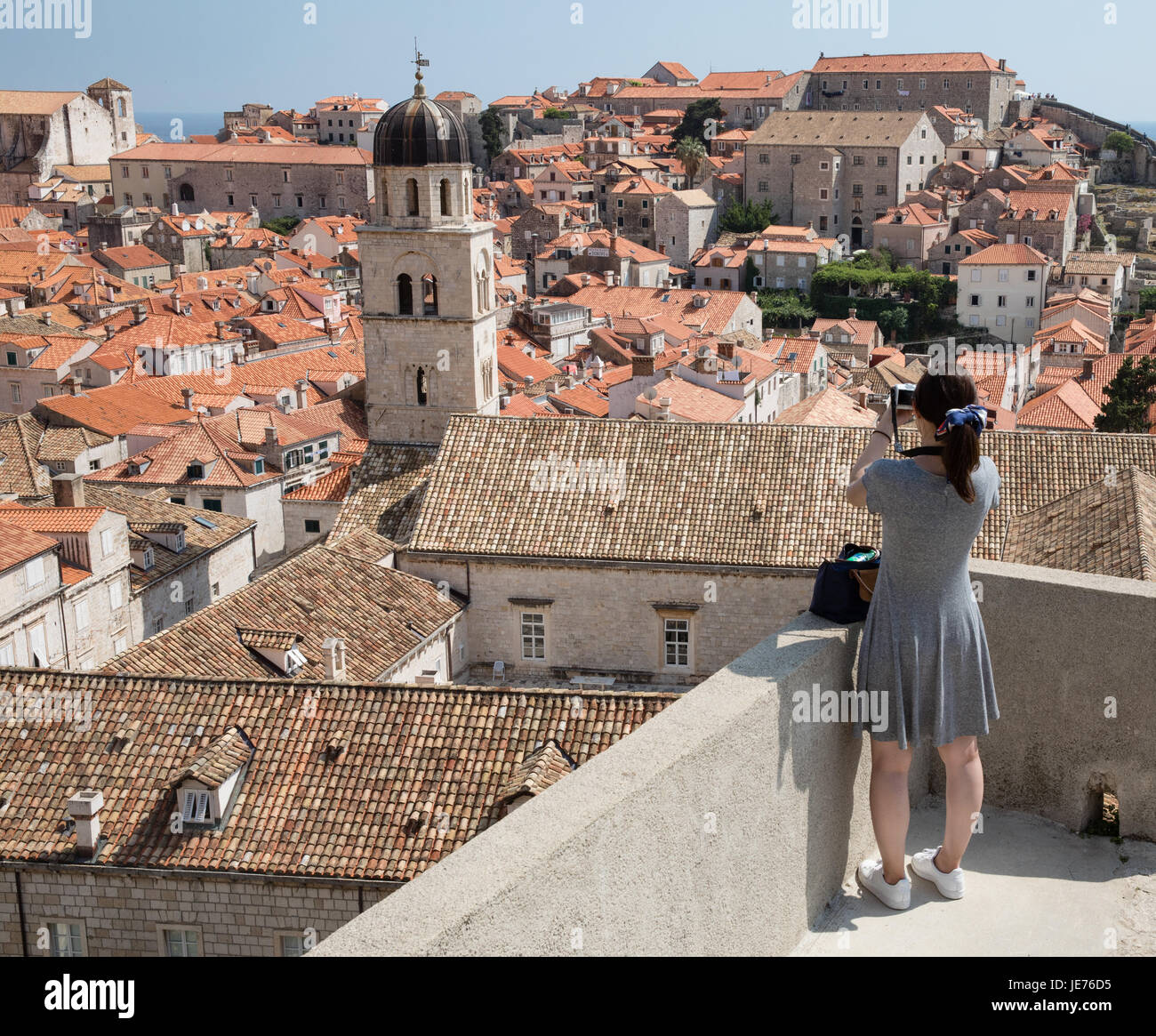 Eine asiatische Touristen mit dem Fotografieren der mittelalterlichen Stadt von Dubrovnik an der dalmatinischen Küste von Kroatien Stockfoto
