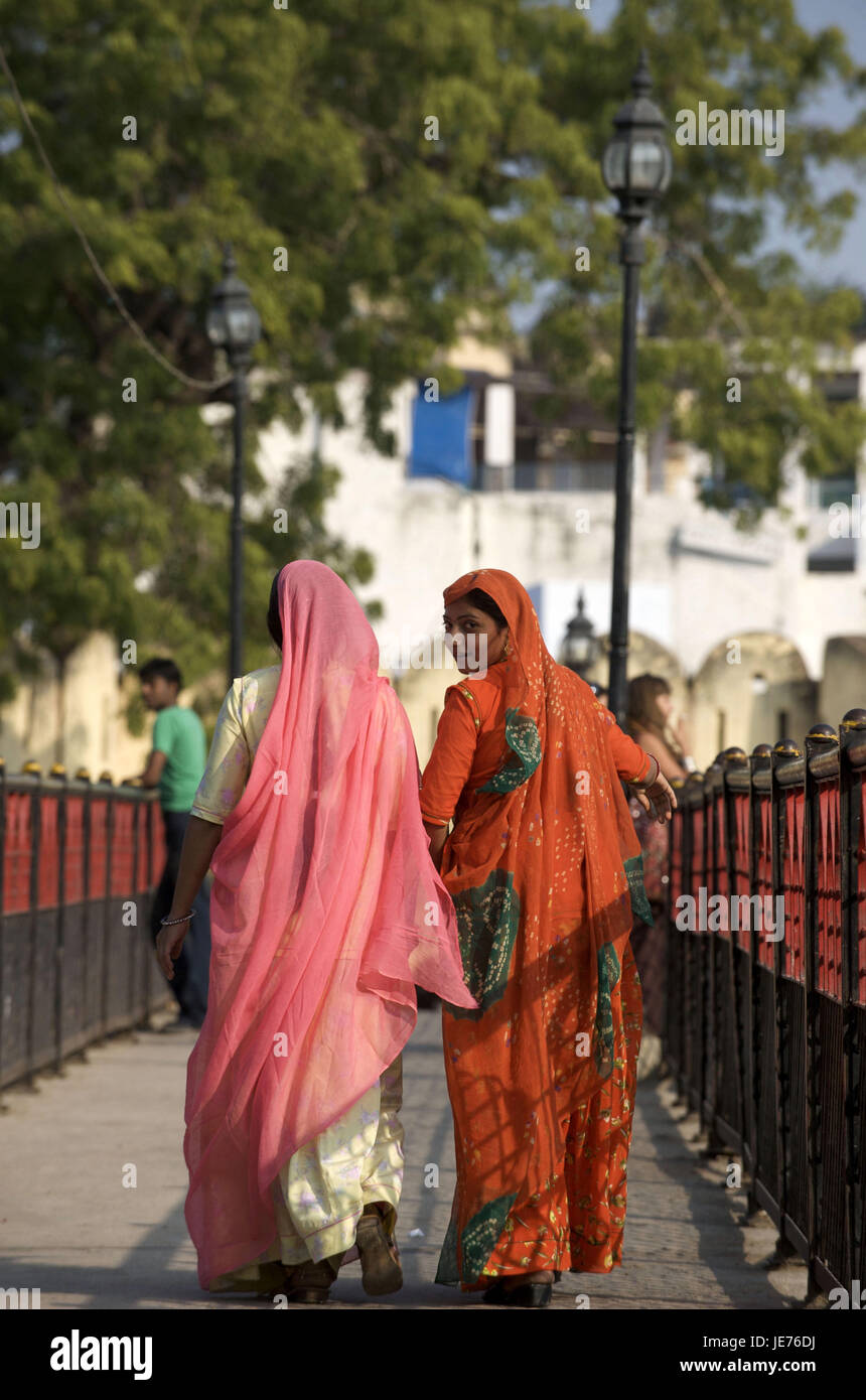 Indien, Rajasthan, Udaipur, Frauen in Saris auf der Daiji Brücke, Stockfoto