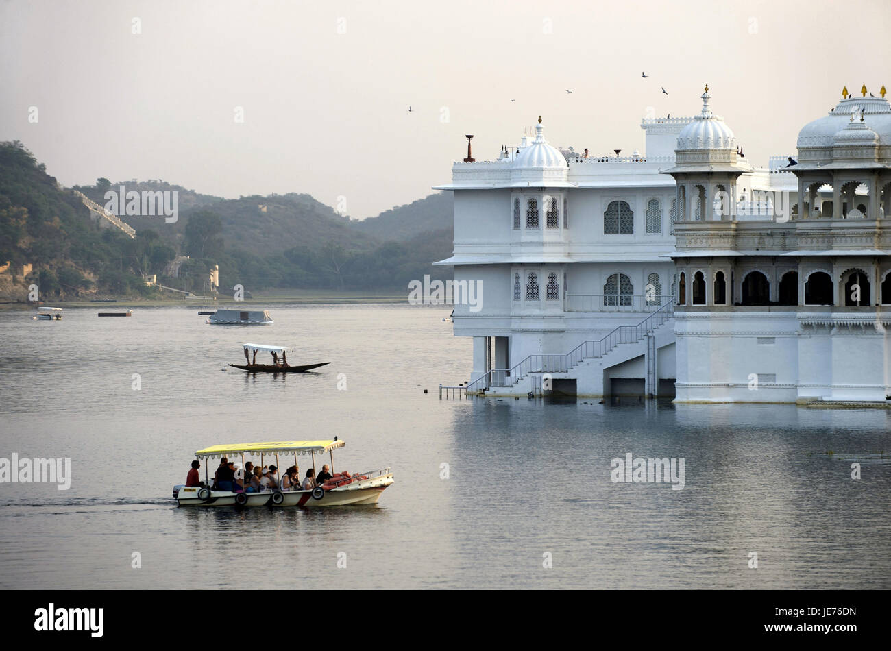 Indien, Rajasthan, Udaipur, City Palace und Pichola-See, Stiefel Touristen auf dem Weg, Stockfoto