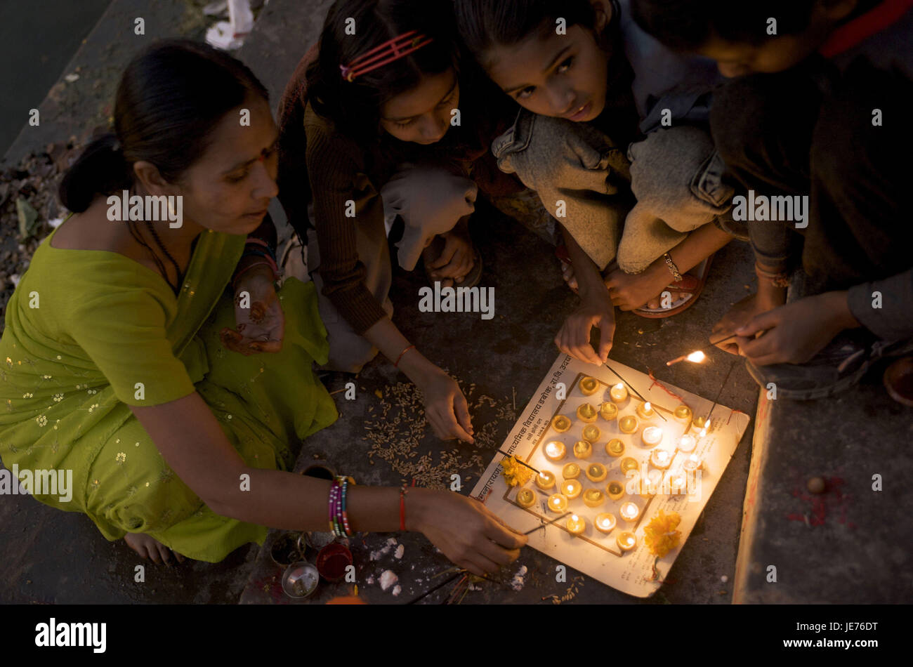 Indien, Rajasthan, Udaipur, Naoghat, leichte Skyers Person, Kartik Purnima, Heiligen fest Stockfoto