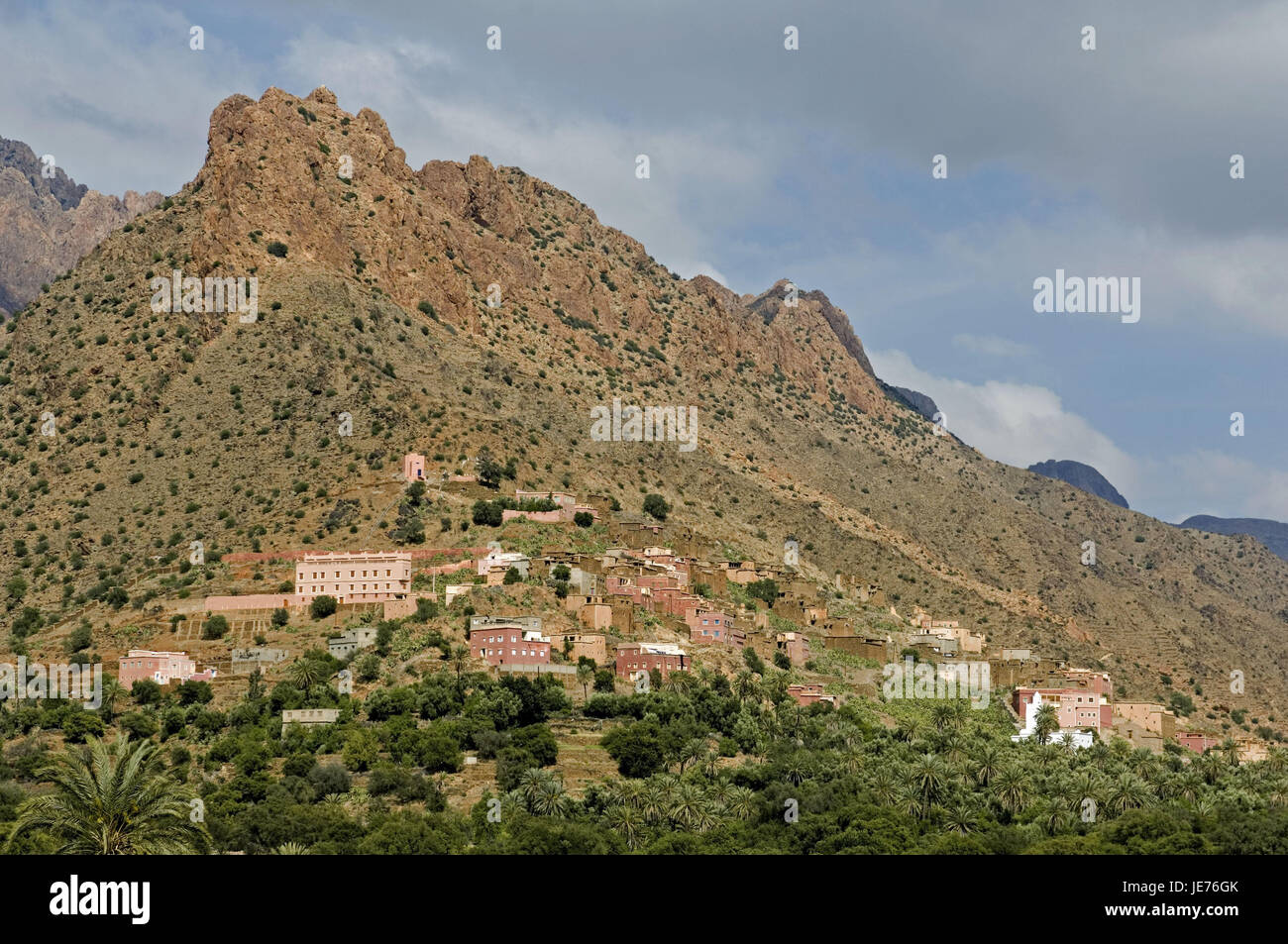 Marokko, Tafraoute, lokale Ansicht, Afrika, Nordafrika, Berge, Berglandschaft, Faltengebirge, Bergdorf, Gebäude, Häuser, Architektur, Landschaft, Vegetation, Blick, Himmel, Cloudies, Stockfoto