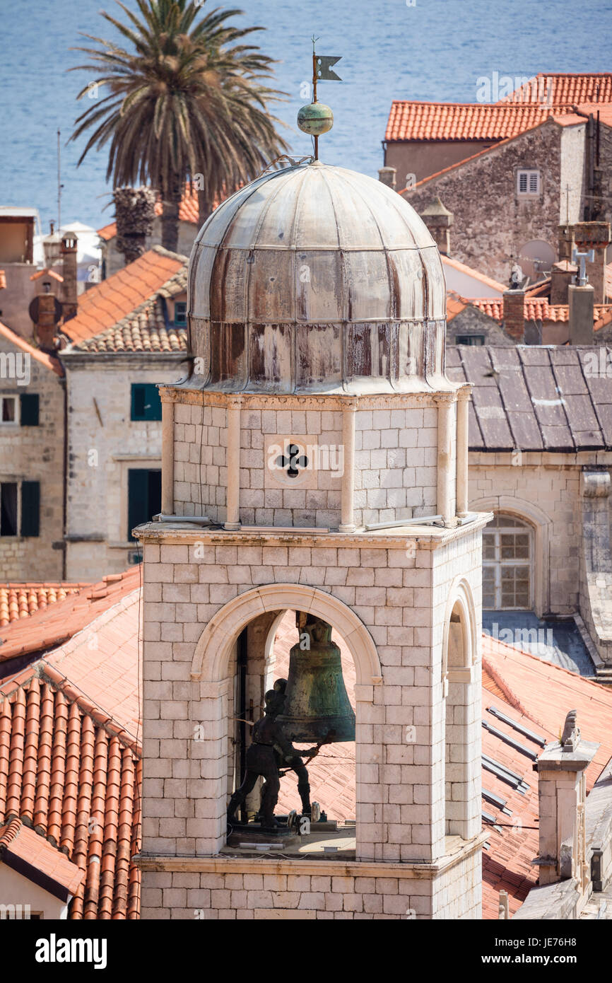 Glockenturm, klingen die Stunden über die mittelalterliche Stadt von Dubrovnik an der dalmatinischen Küste von Kroatien Stockfoto