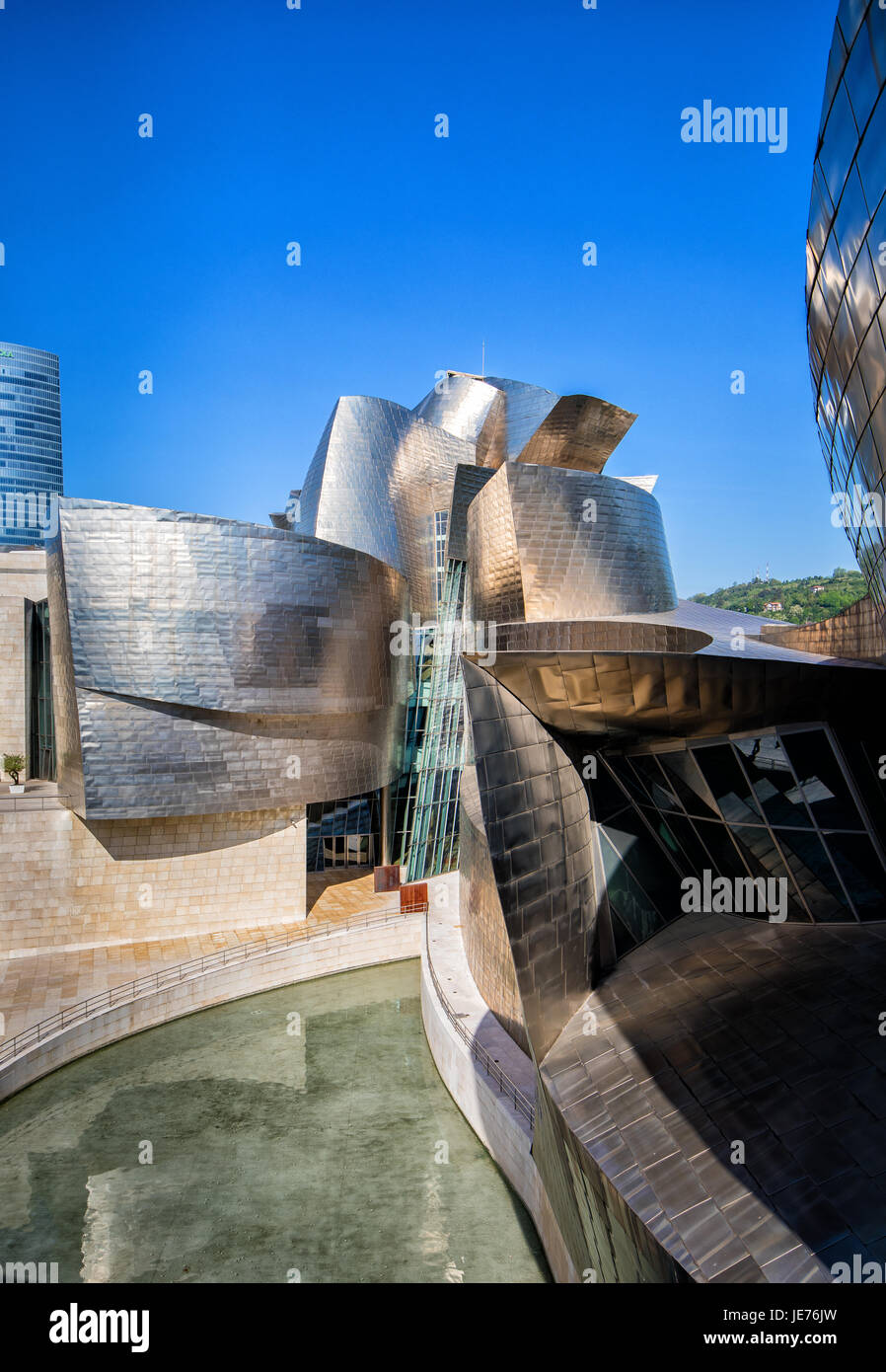 Straßenbrücke unter Verkehr vorbei das Guggenheim-Museum für Kunst in Bilbao im Norden Spaniens Stockfoto