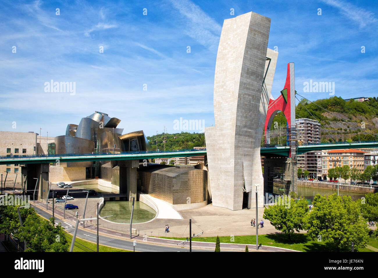 Straßenbrücke unter Verkehr vorbei das Guggenheim-Museum für Kunst in Bilbao im Norden Spaniens Stockfoto