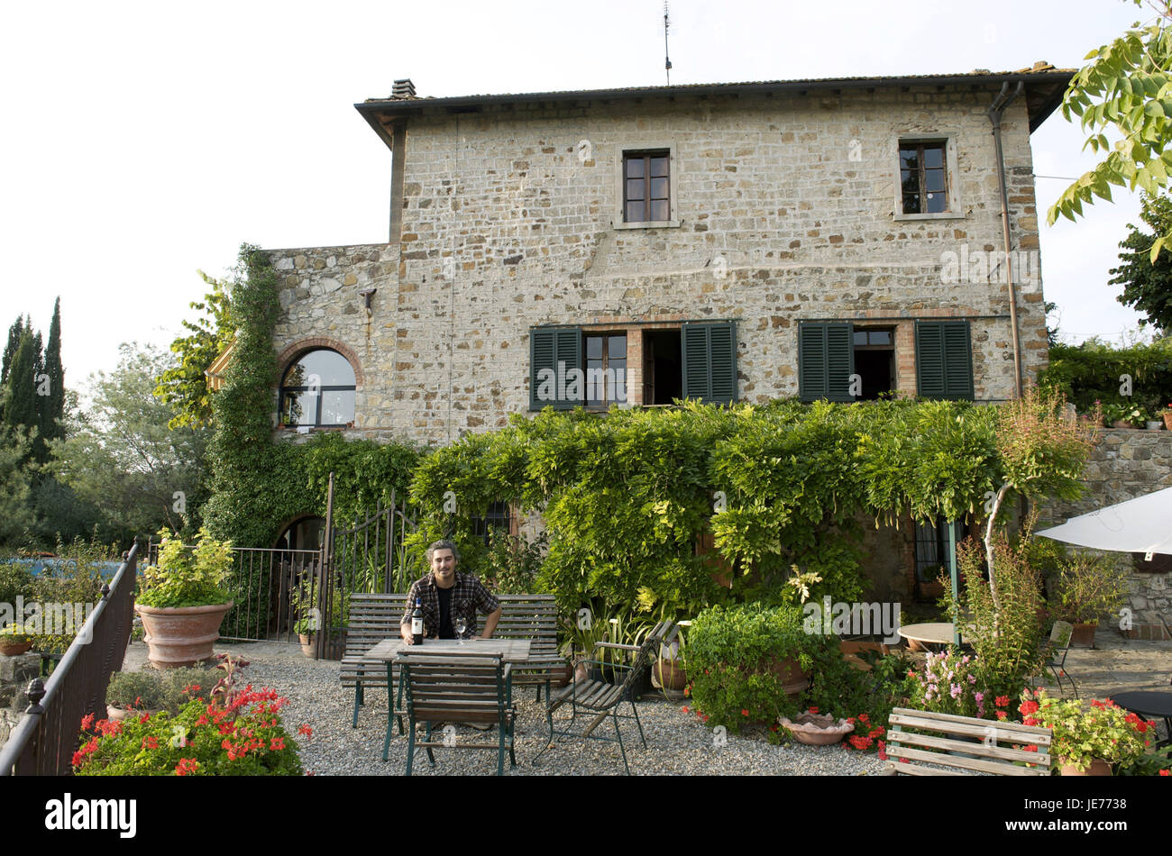 Italien, Toskana, Region Chianti, Castellina in Chianti, Weingutsbesitzer am Weinberg, Stockfoto