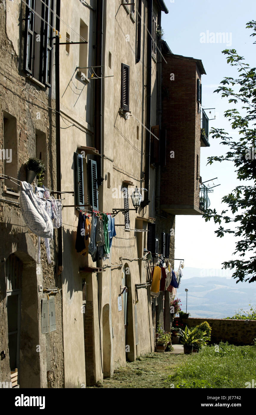 Italien, Toskana, Val di Cecina, Volterra, Wäsche zum trocken aufgehängt, Stockfoto