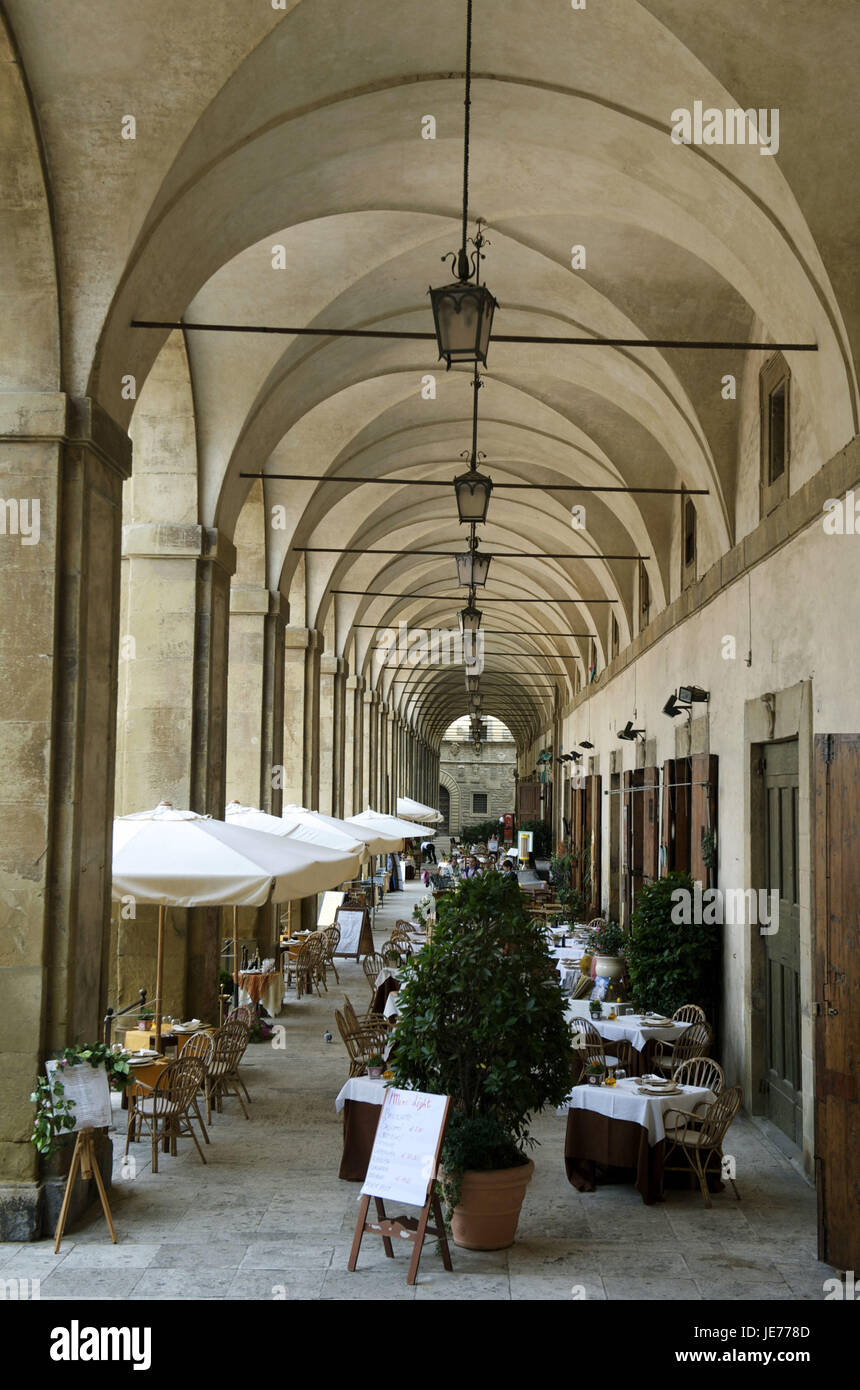 Italien, Toskana, Arezzo, Piazza Grande, Restaurant unter den Arkaden in der Palazzo Depression Protokollierung, Stockfoto