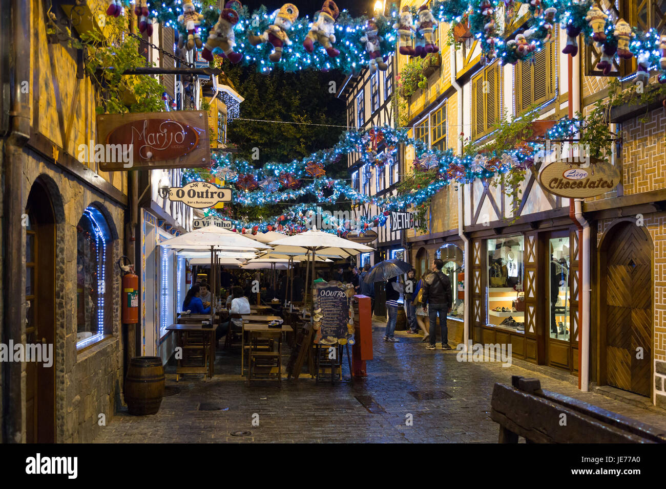 Fußgängerzone, europäische Architektur im Schweizer und deutschen Stil, farbenfrohe Weihnachtsdekorationen am Boulevard Geneve, Capivari, Campos do Jordao Stockfoto