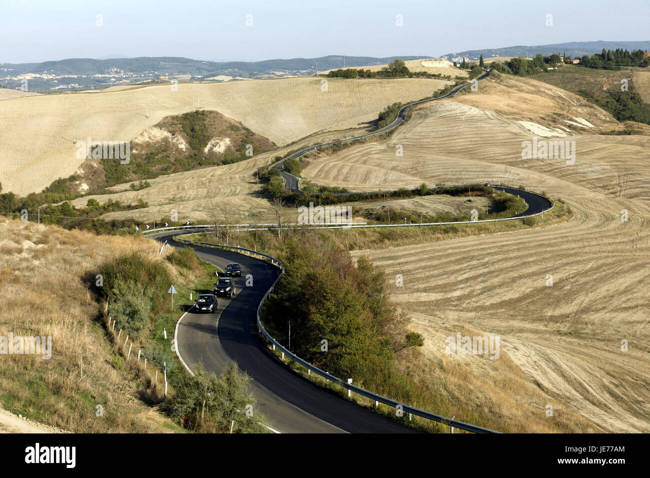 Italien Toskana, Crete Senesi, Fahrzeuge auf einer Straße, Stockfoto