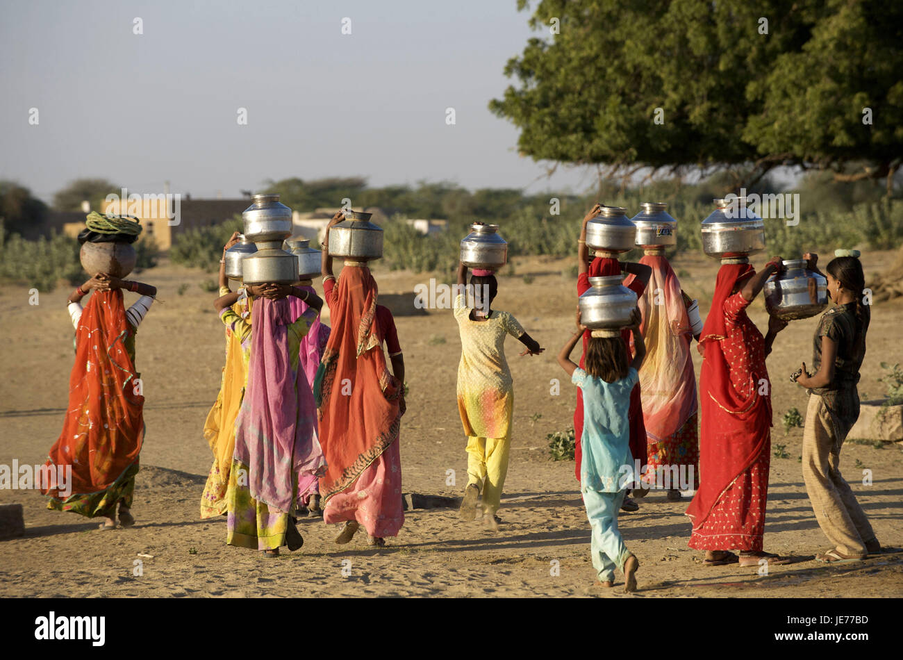 Indien, Rajasthan, Jaisalmer Region, Dorf Khuri, Gruppe auf dem Weg zum Brunnen, Rückansicht, Stockfoto