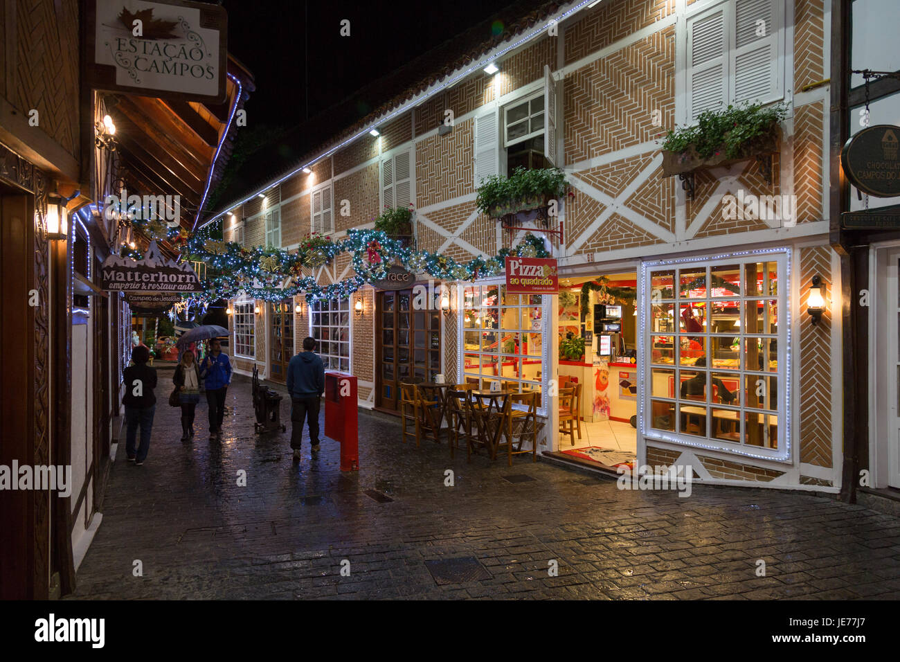 Fußgängerzone, europäische Architektur im Schweizer und deutschen Stil, farbenfrohe Weihnachtsdekorationen am Boulevard Geneve, Capivari, Campos do Jordao Stockfoto