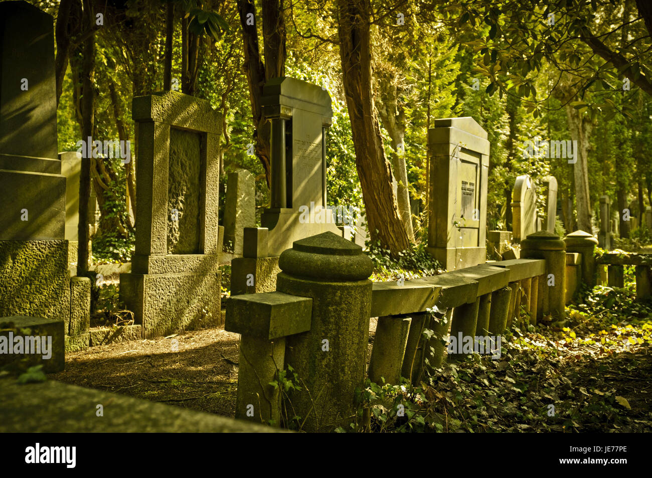 Deutschland, Hamburg, Dorf Ohls, Friedhof, Gräber, 1883, Gräberfeld, Erinnerung, Friedhof, Speicher, Grabsteine, Speicher Friedhof, glauben, Grab, niemand, Weg, Hauptfriedhof, Hoffnung, jüdische, Natur, Park, Park, Park-Friedhof, Religion, Rest, Tod, Alter, Straftaten, Vergänglichkeit, leise, Hamburg-Ohlsdorf, Stockfoto