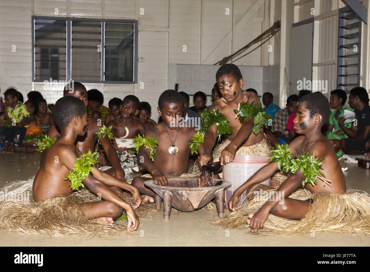 Einheimische feiern Kava-Zeremonie, Makogai, Lomaviti, Fidschi, Stockfoto