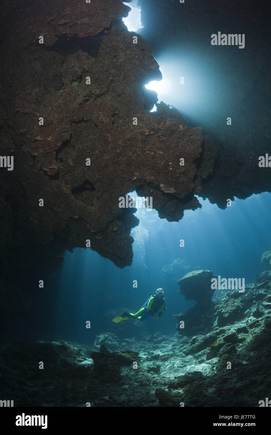 Sonnenstrahlen fallen in Unterwasser Grube, Namena Meerespark, Fidschi, Stockfoto