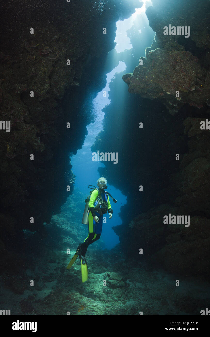 Taucher in Unterwasser Grube, Namena Meerespark, Fidschi, Stockfoto